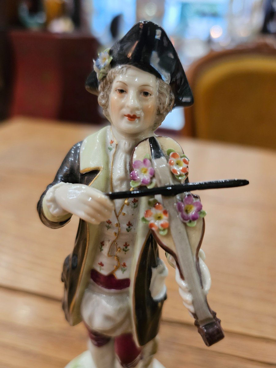 Figurine En Porcelaine Représentant Un Violoniste Dans Le Goût De Meissen. -photo-2