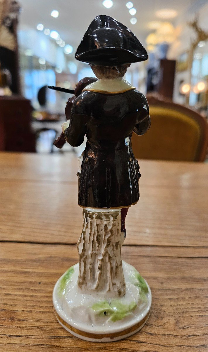 Figurine En Porcelaine Représentant Un Violoniste Dans Le Goût De Meissen. -photo-1