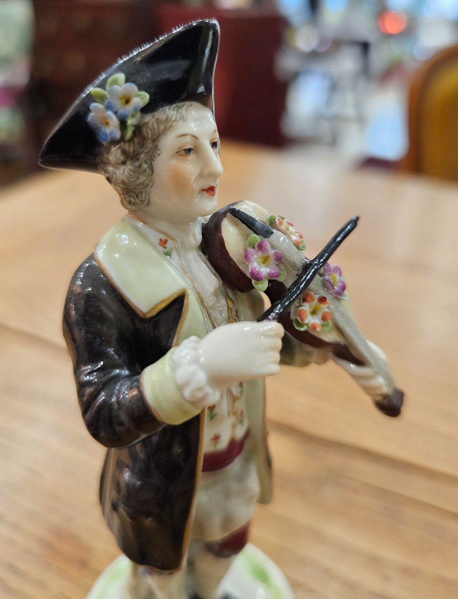 Figurine En Porcelaine Représentant Un Violoniste Dans Le Goût De Meissen. -photo-2