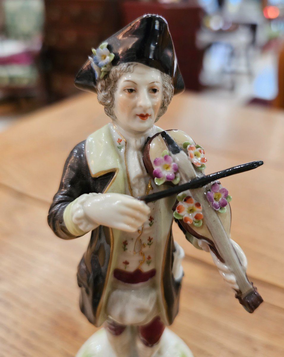 Figurine En Porcelaine Représentant Un Violoniste Dans Le Goût De Meissen. -photo-3