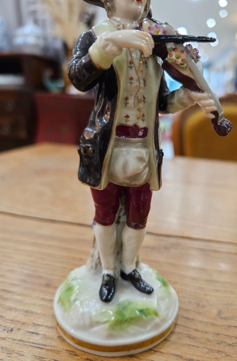 Figurine En Porcelaine Représentant Un Violoniste Dans Le Goût De Meissen. -photo-4