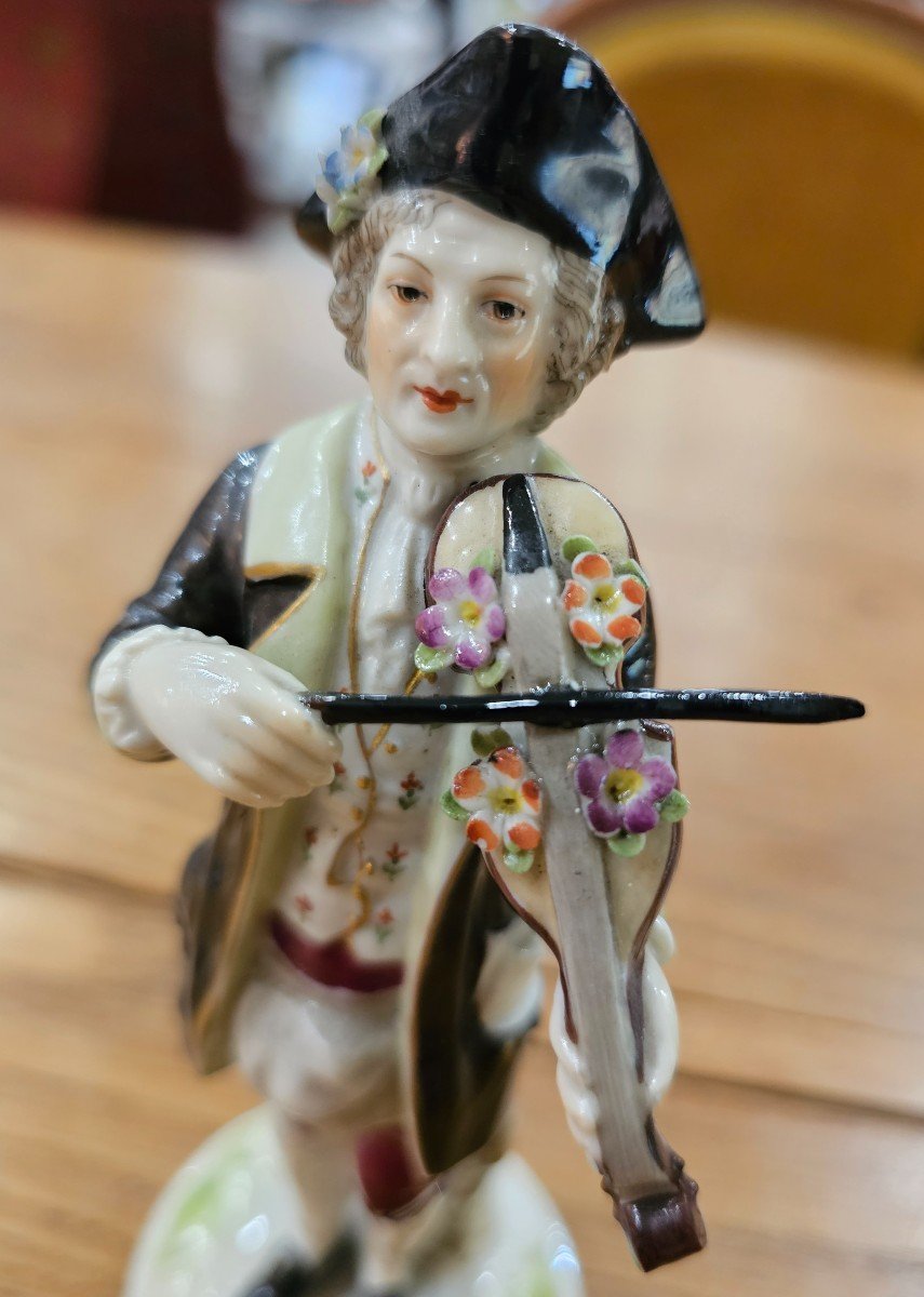 Figurine En Porcelaine Représentant Un Violoniste Dans Le Goût De Meissen. -photo-6