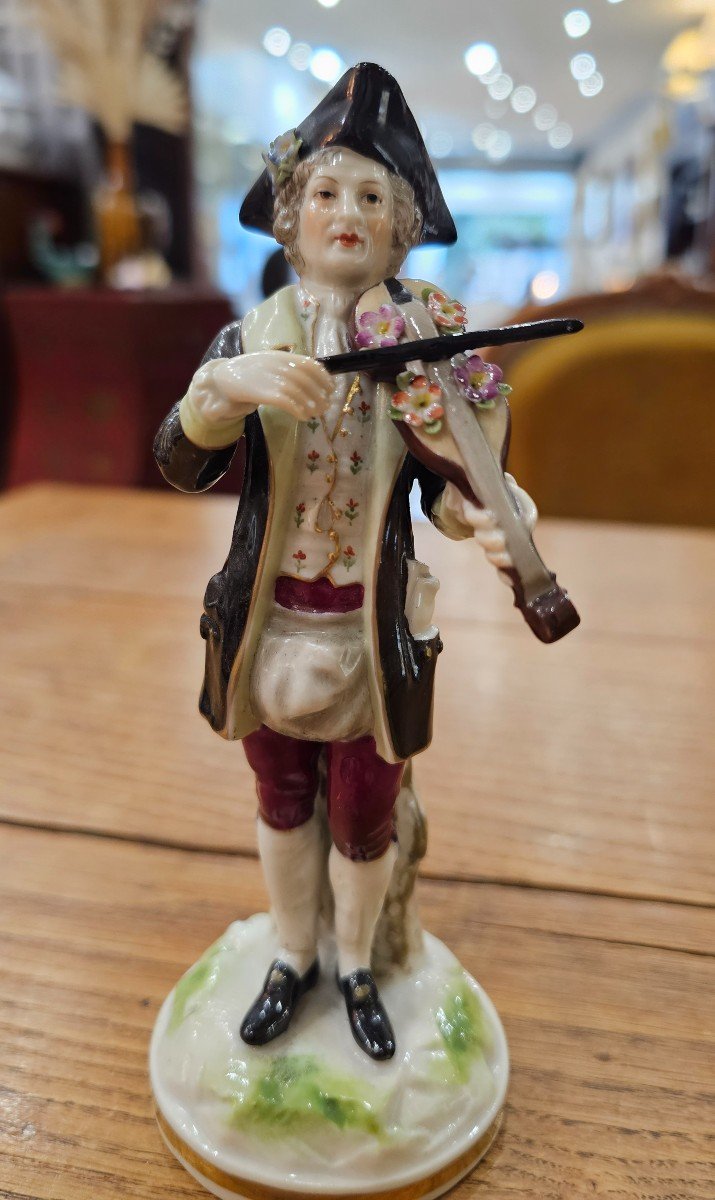 Figurine En Porcelaine Représentant Un Violoniste Dans Le Goût De Meissen. 