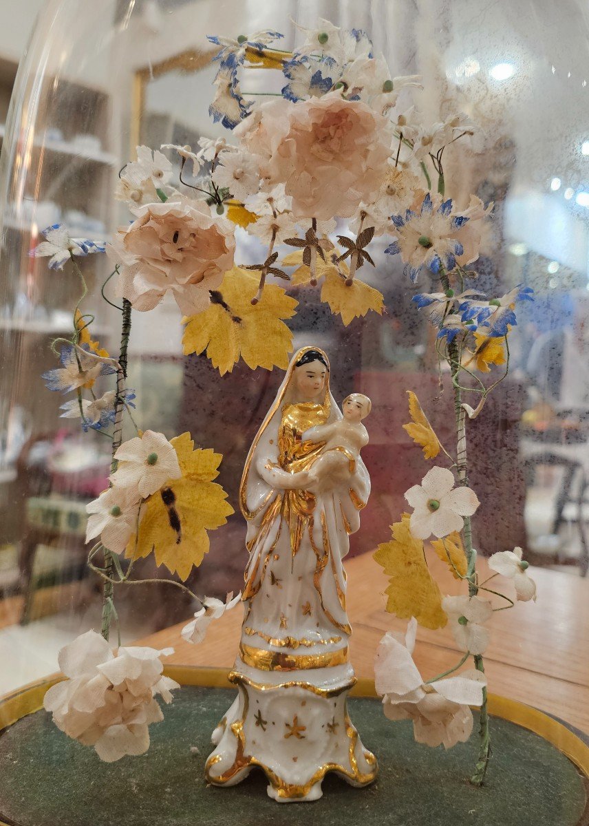 Globe de mariage. Vierge à l'enfant en porcelaine. -photo-2