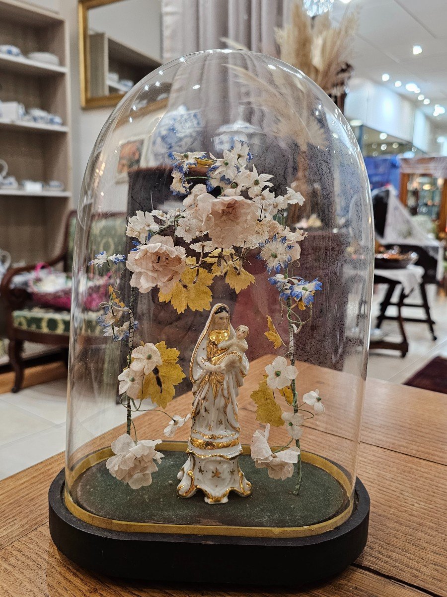 Globe de mariage. Vierge à l'enfant en porcelaine. 