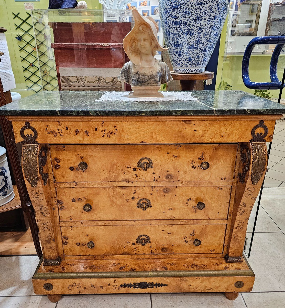 Commode en loupe de citronnier.