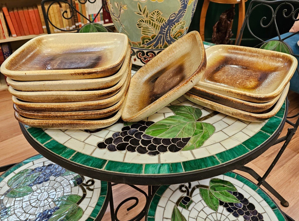 Pierre Digan. (Dans Le Goût) dix assiettes en grès.