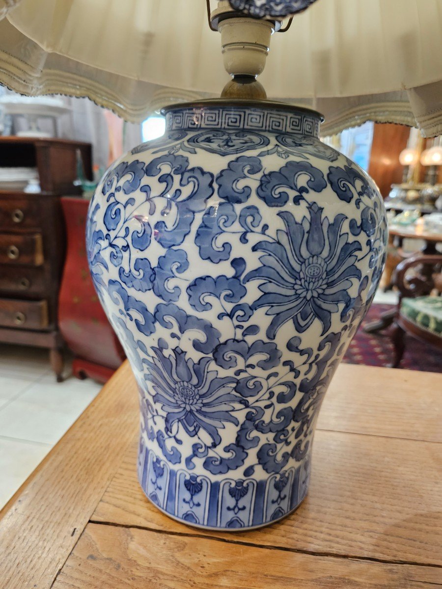 Chine. Paire de pots en porcelaine transformés en lampes.-photo-7