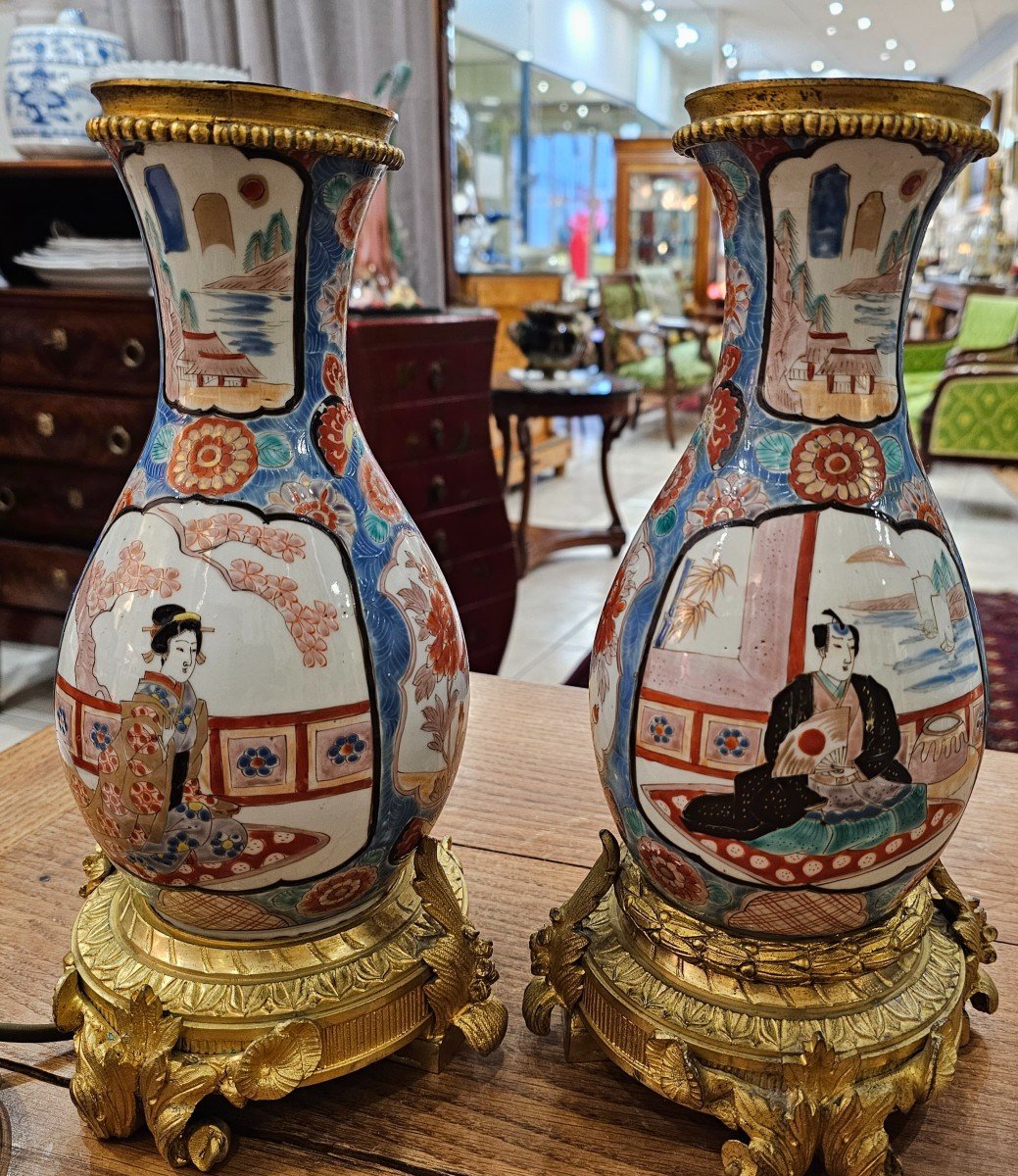 Porcelaine japonaise. Paire de vases, Arita, Hichozan, (l'un monté en lampe).