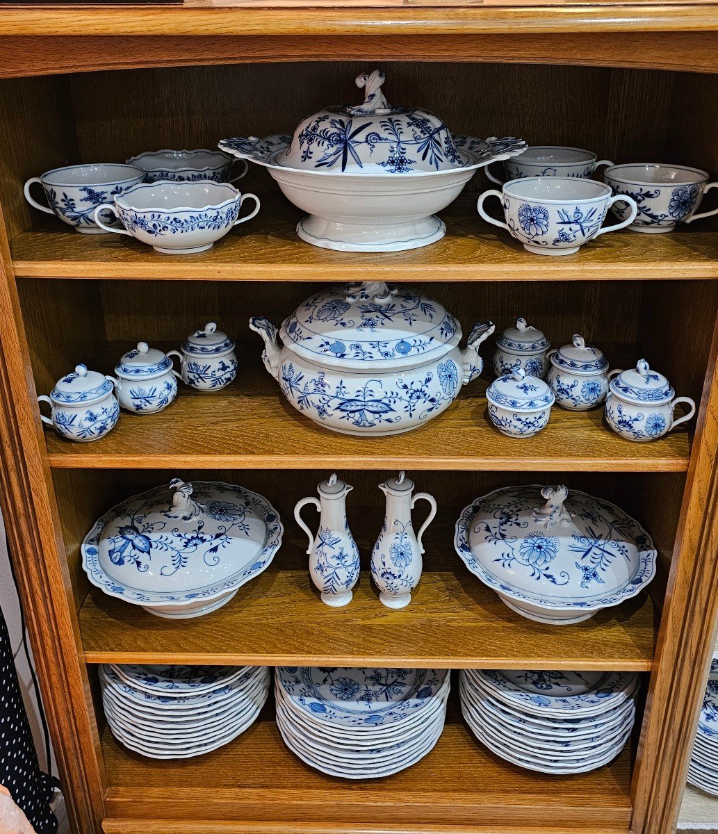 Meissen. Large Selection Of Porcelain Pieces From The Onion Service.-photo-2