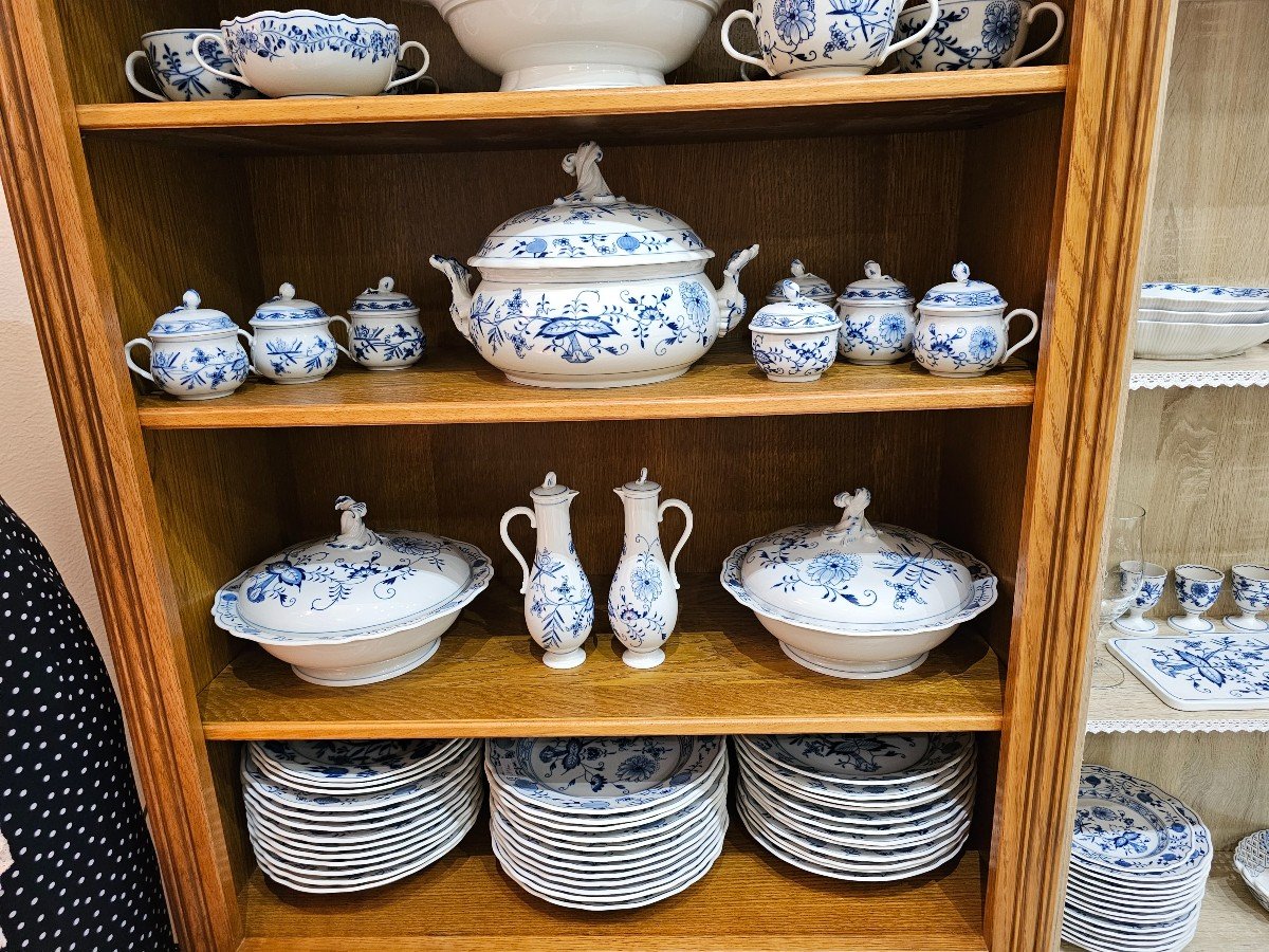 Meissen. Large Selection Of Porcelain Pieces From The Onion Service.-photo-4