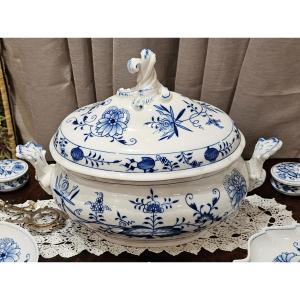 Meissen. Large Selection Of Porcelain Pieces From The Onion Service.