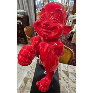 Statue personnage en résine rouge.