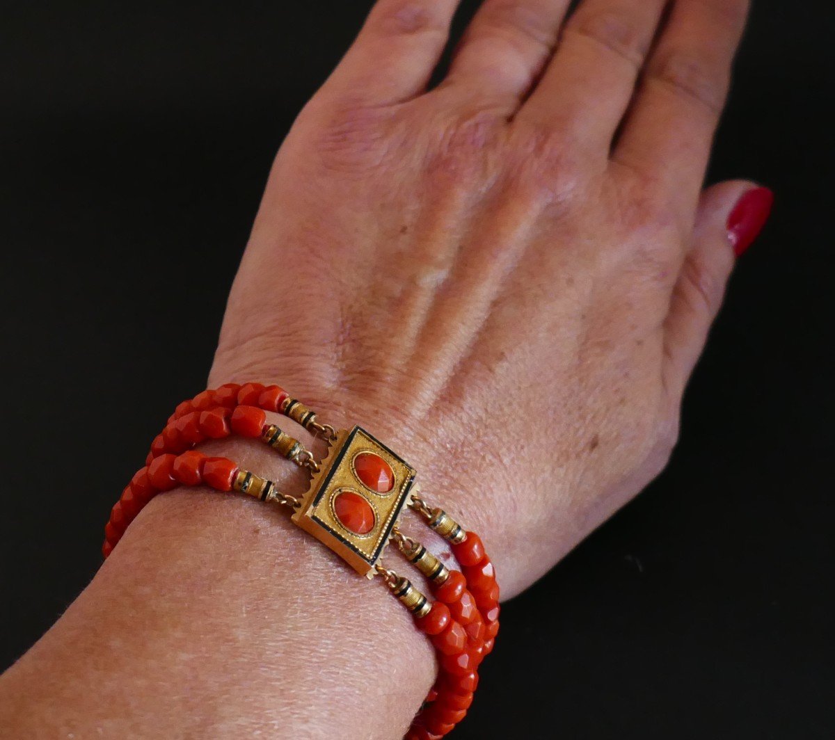 Bracelet En Corail Ancien Facetté, Fermoir Orné De Cabochon, Or 18k.-photo-2