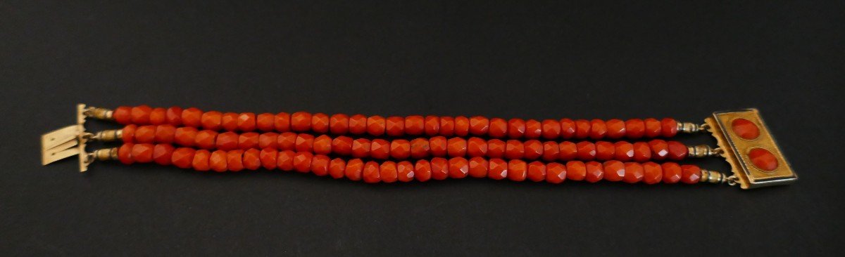 Faceted Old Coral Bracelet, Clasp Adorned With Cabochon, 18k Gold.-photo-3