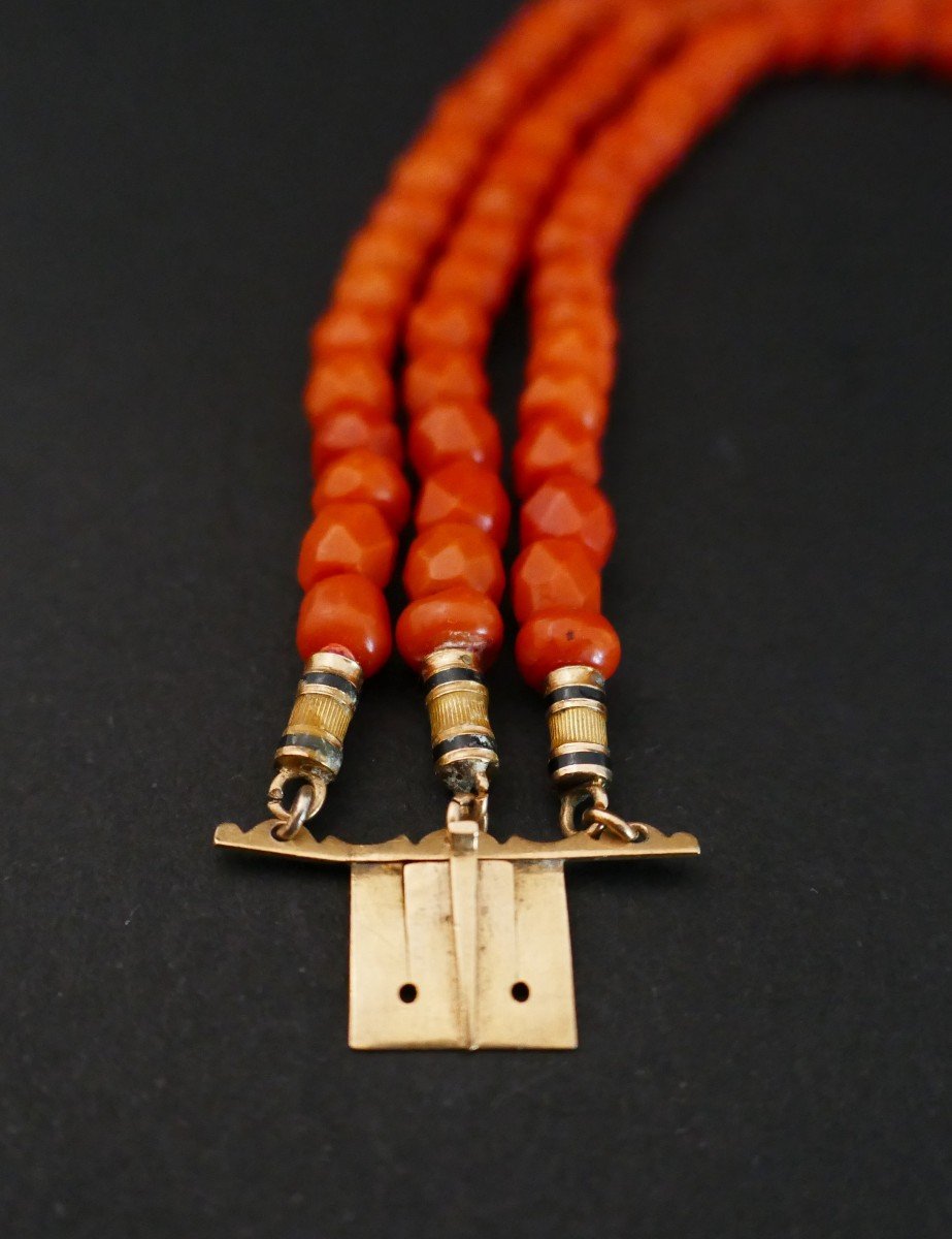 Faceted Old Coral Bracelet, Clasp Adorned With Cabochon, 18k Gold.-photo-1