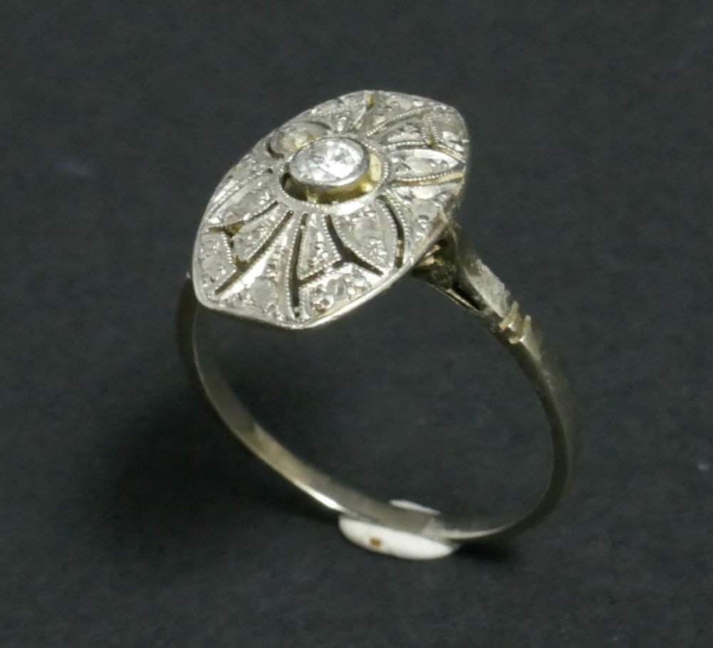 Diamond Ring, 18 Carat White Gold.