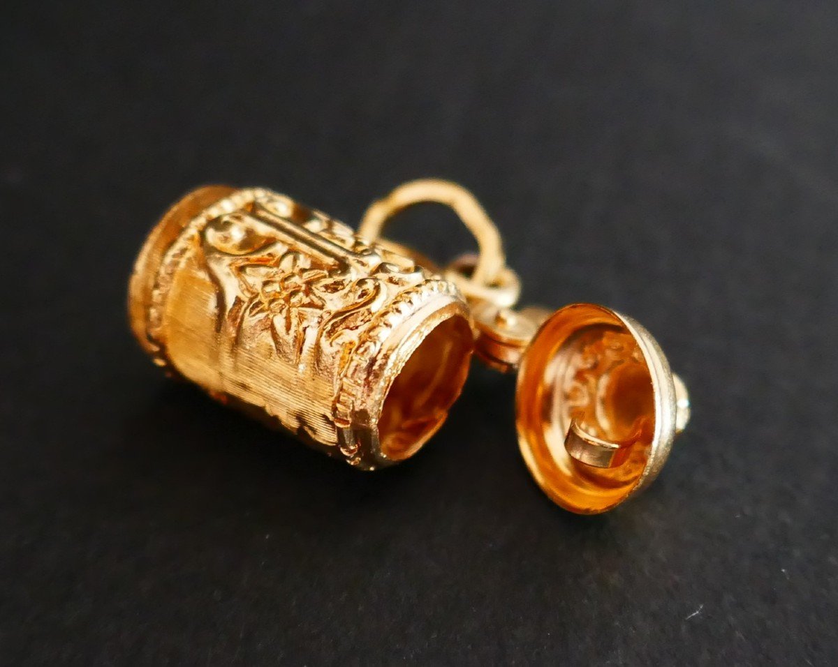 Articulated Beer Mug Charm Set With A Turquoise, 18k Gold.-photo-3