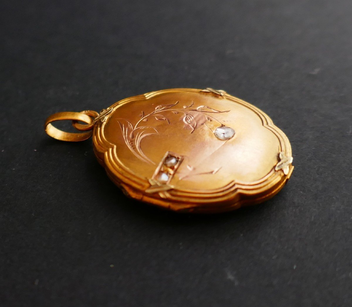 Opening Pendant With Rose Cut Diamond And Pearls.-photo-1