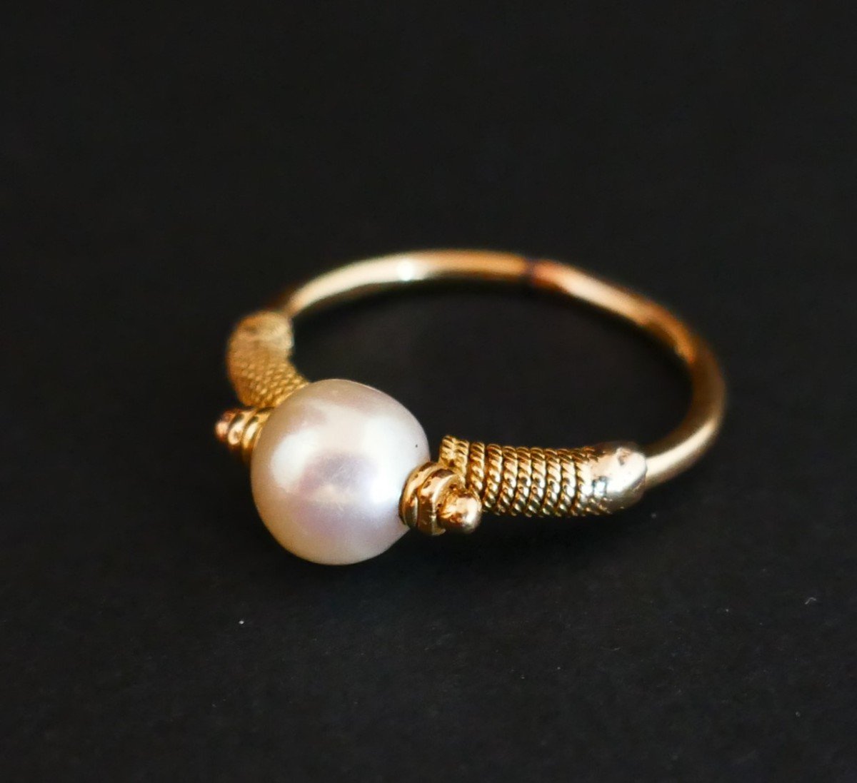 Ring Adorned With A Cultured Pearl, 18 Carat Gold.-photo-2