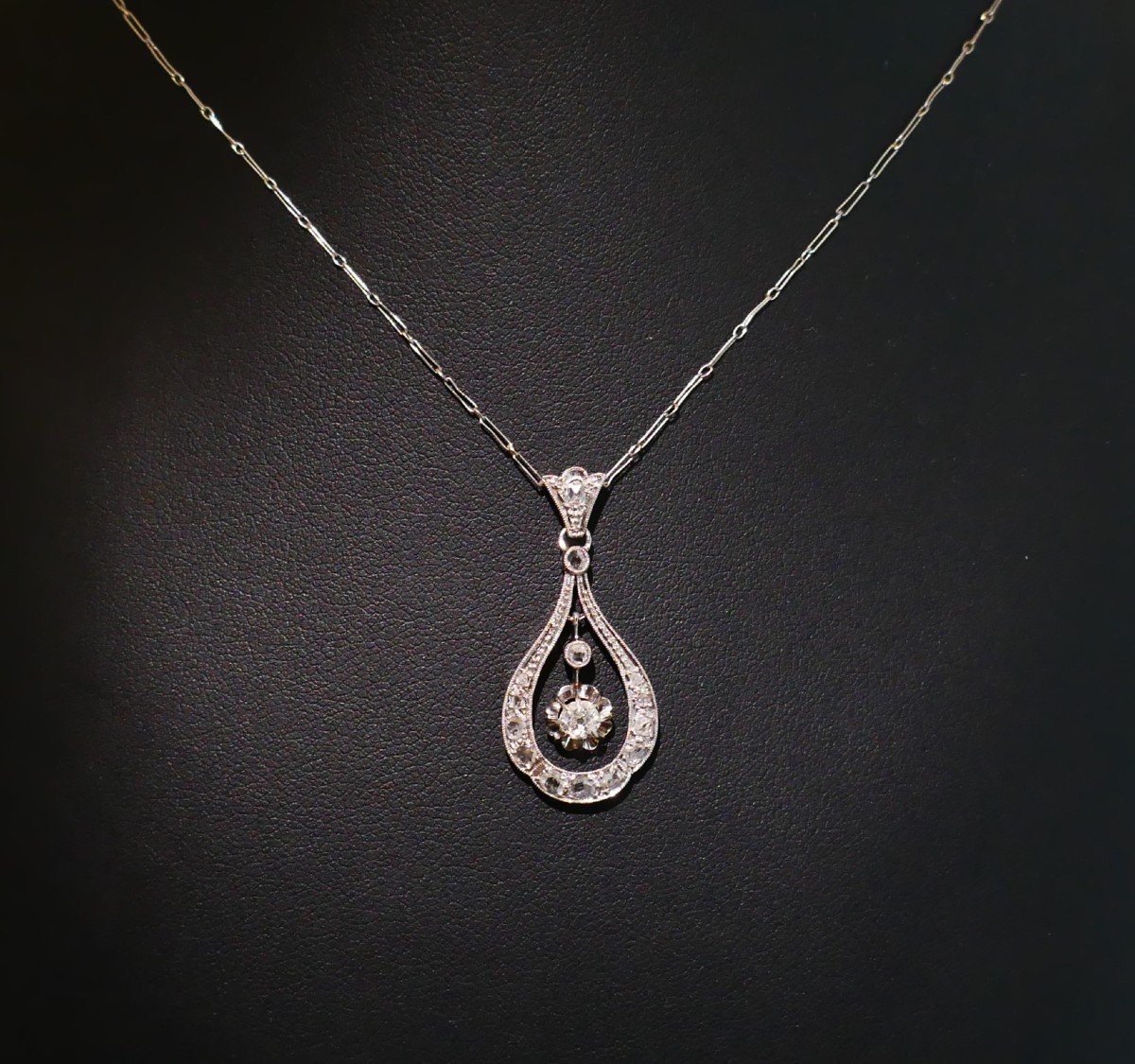 Art Deco Pendant With Diamonds, Platinum And Platinum Chain.-photo-2