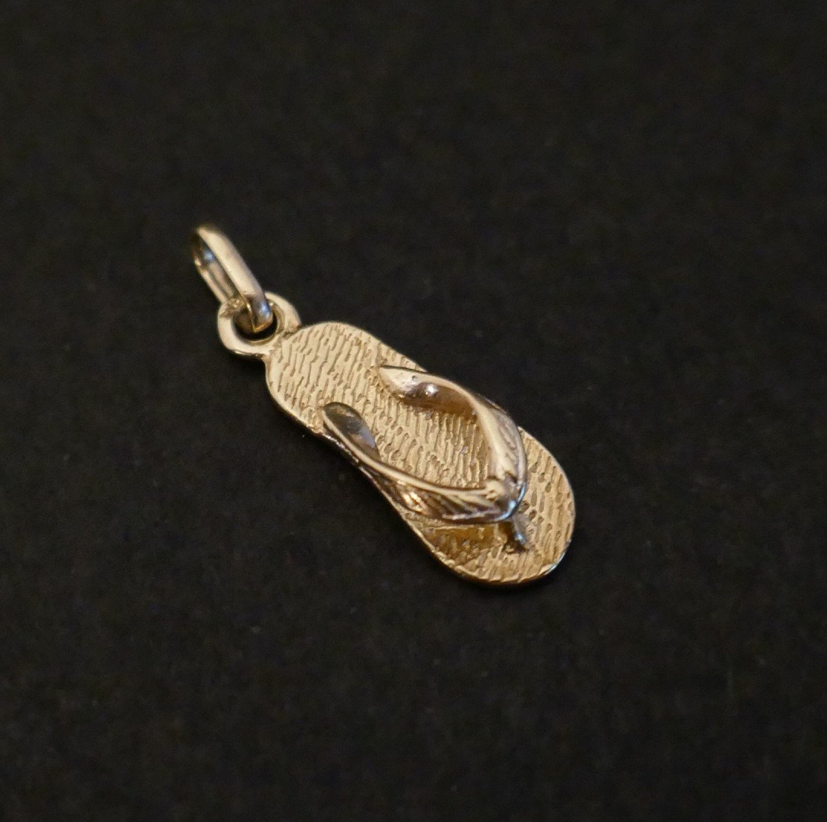 18k Gold Flip Flop Charm Pendant.-photo-3