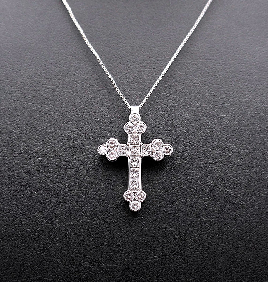 Croix Diamants Taille Princesse Et Taille Brillant Et Sa Chaîne.