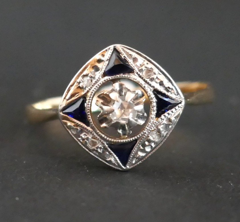 Art Deco Ring With Calibrated Diamonds And Sapphires.