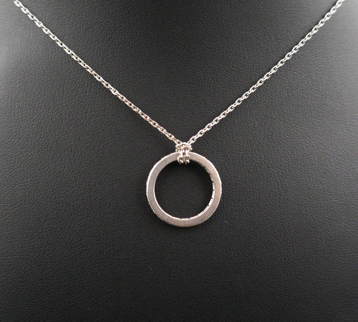 Platinum Diamond Pendant Chain.-photo-3