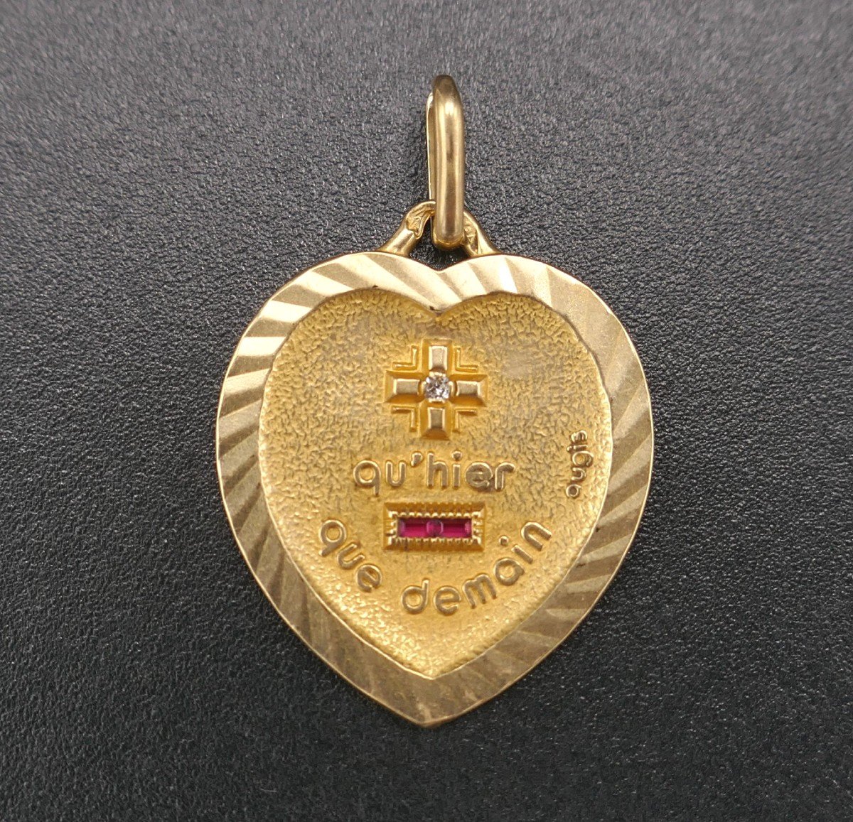 Augis Médaille d'Amour Diamant Et Rubis, Or 18 Carats.