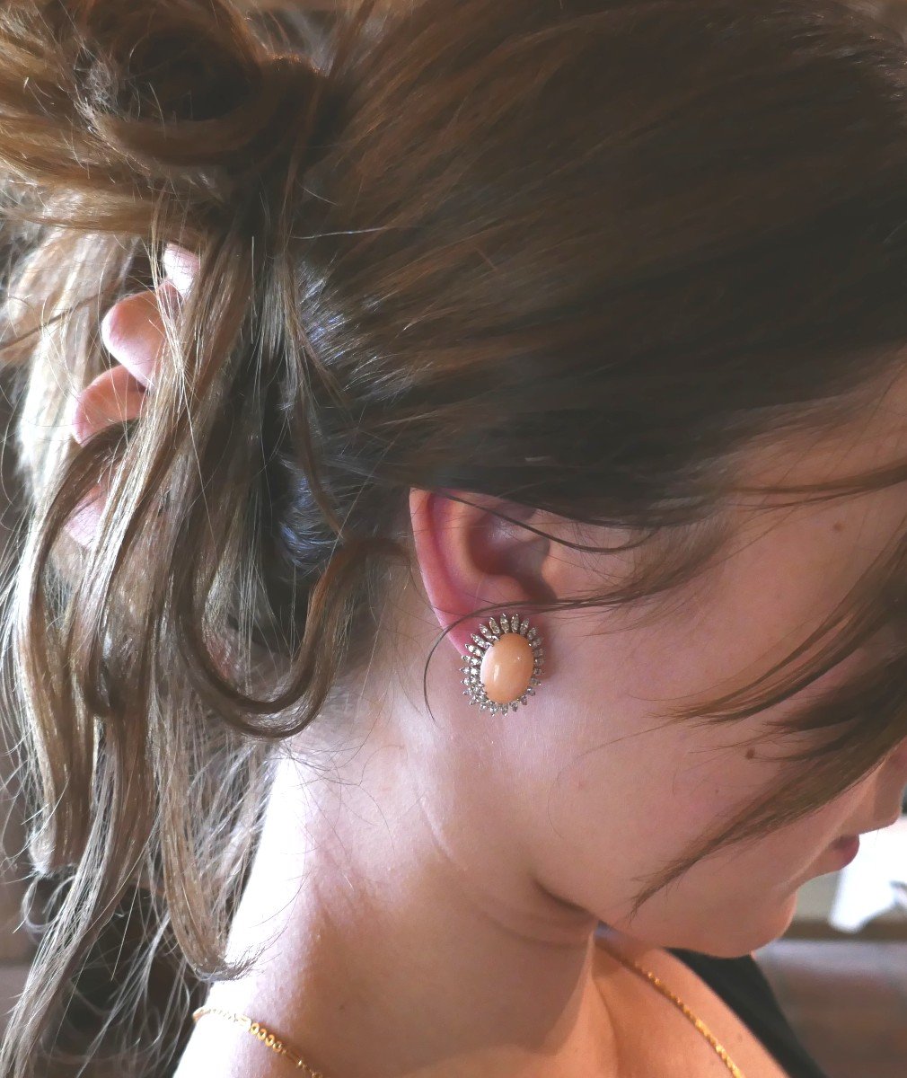 Boucles d'Oreilles Corail Peau d'Ange Et Diamants, Or 18 Carats.-photo-2