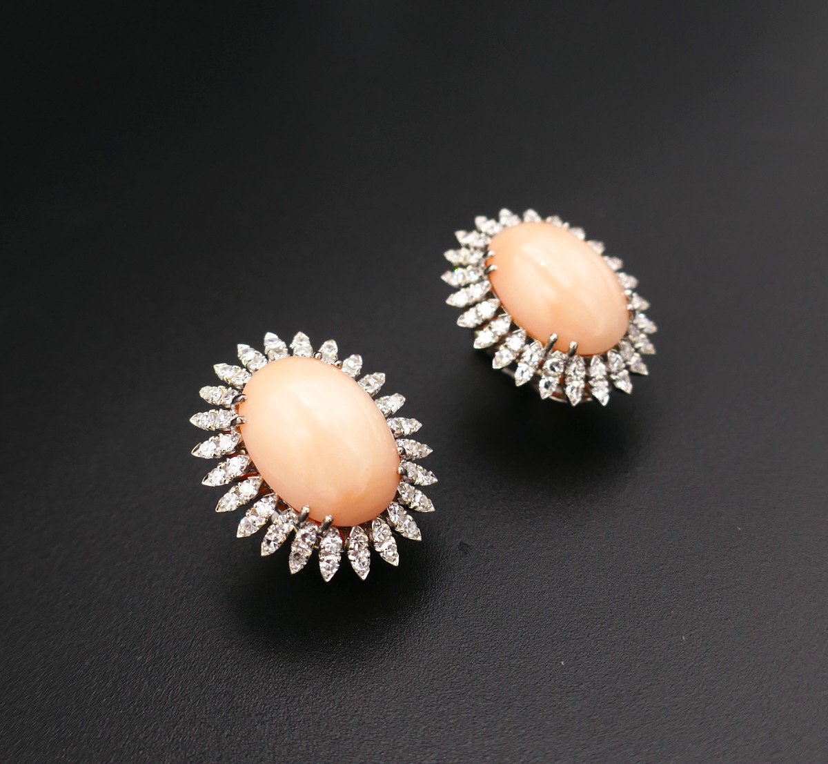 Boucles d'Oreilles Corail Peau d'Ange Et Diamants, Or 18 Carats.-photo-4