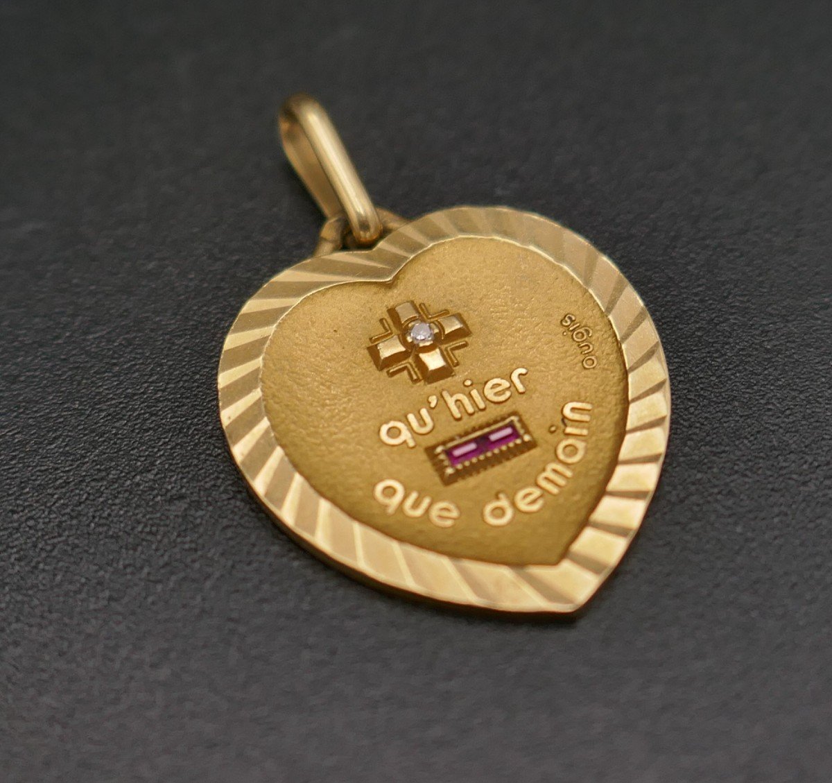 Augis Médaille Coeur d'Amour Diamant Et Rubis, Or 18 Carats.