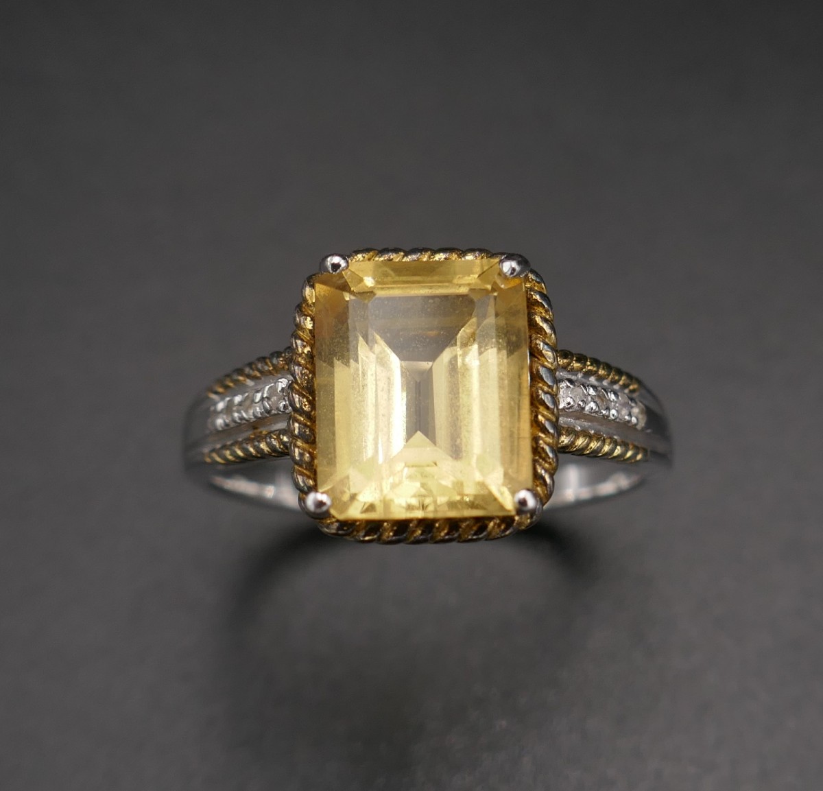 Bague citrine et diamants.