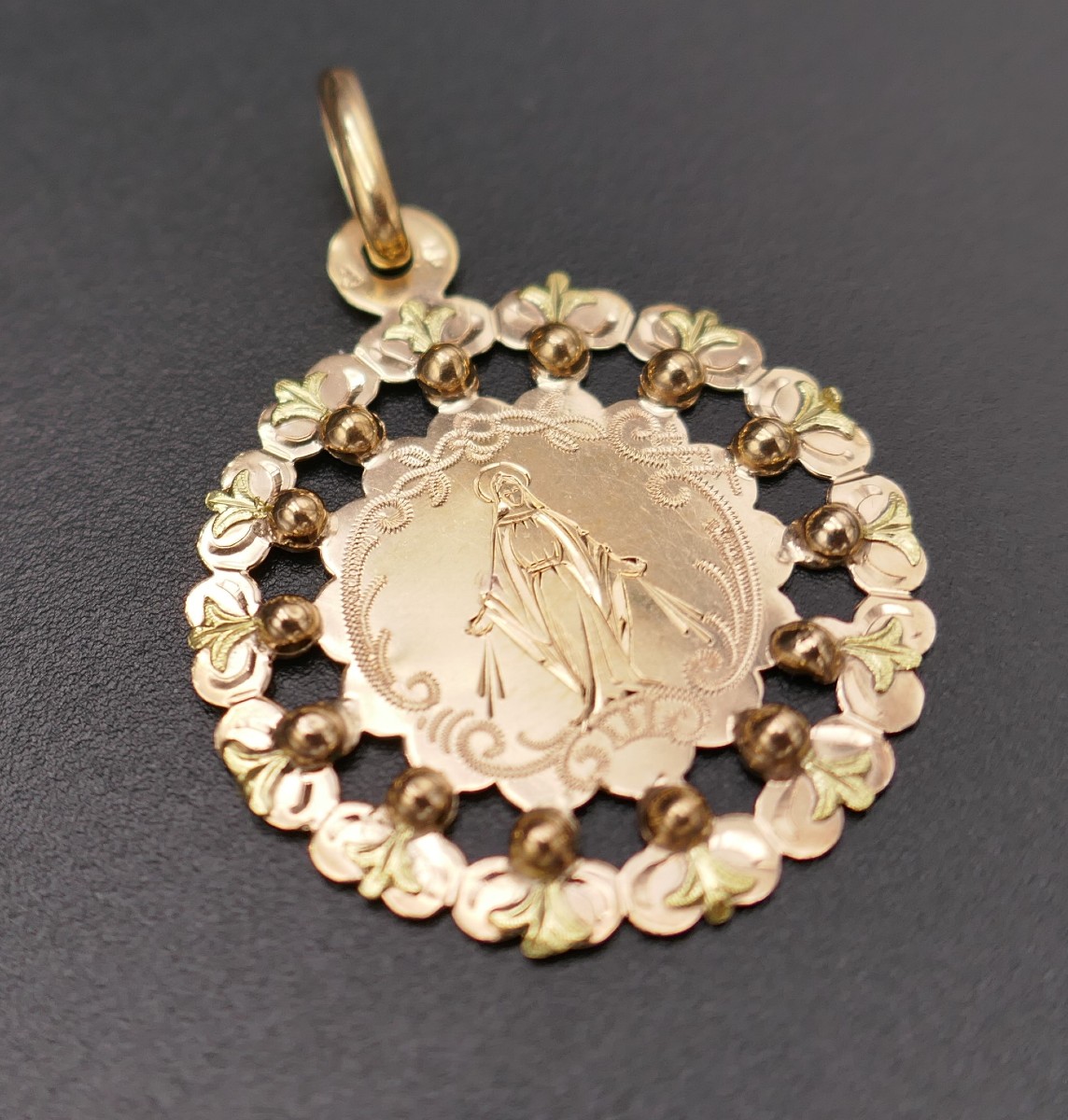 18-carat Pink And Green Gold Medal, Horse Head Hallmark (1838 - 1919).