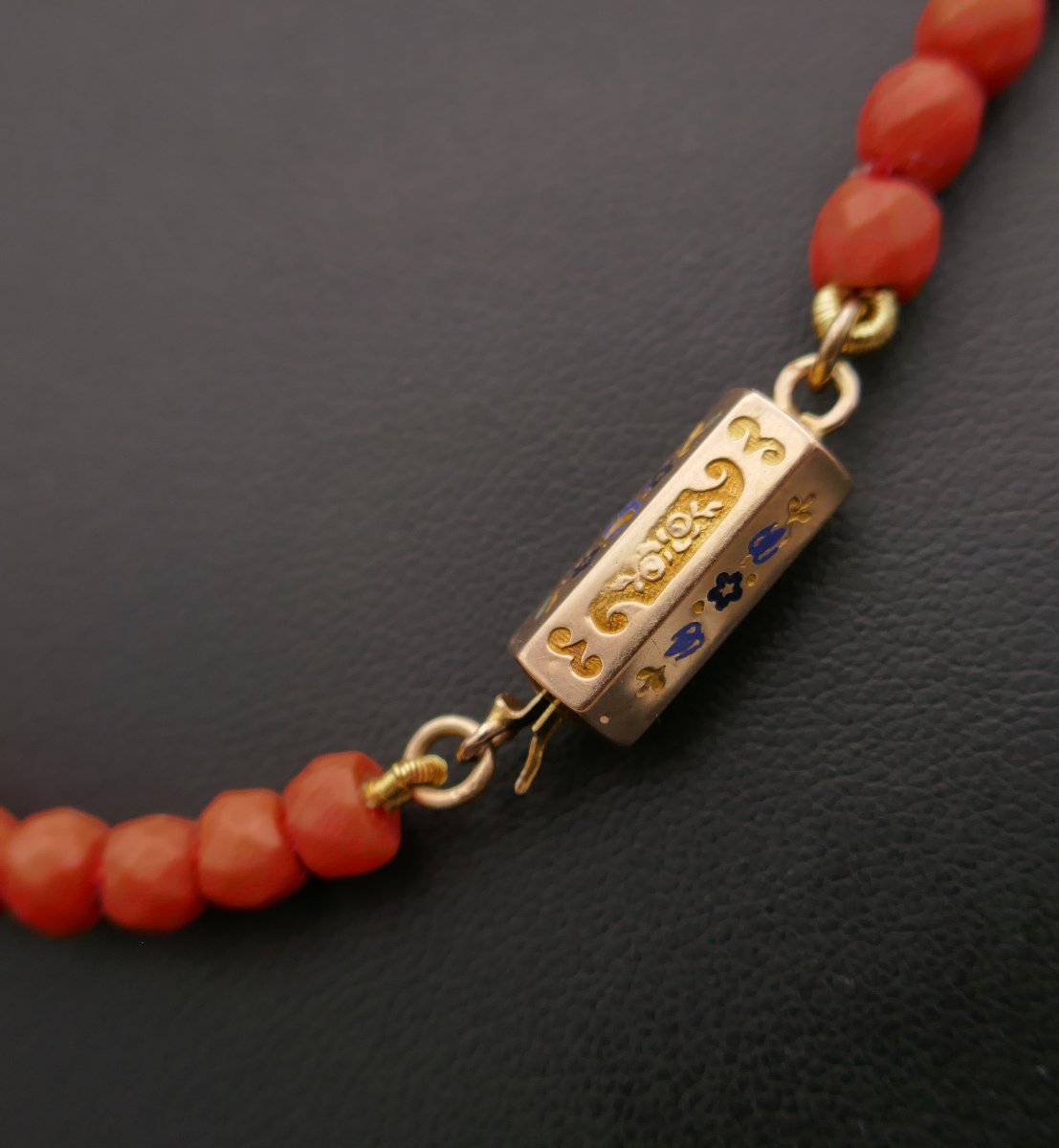 Antique Faceted Coral Bead Necklace, 18k Gold Clasp And Enamel.-photo-3