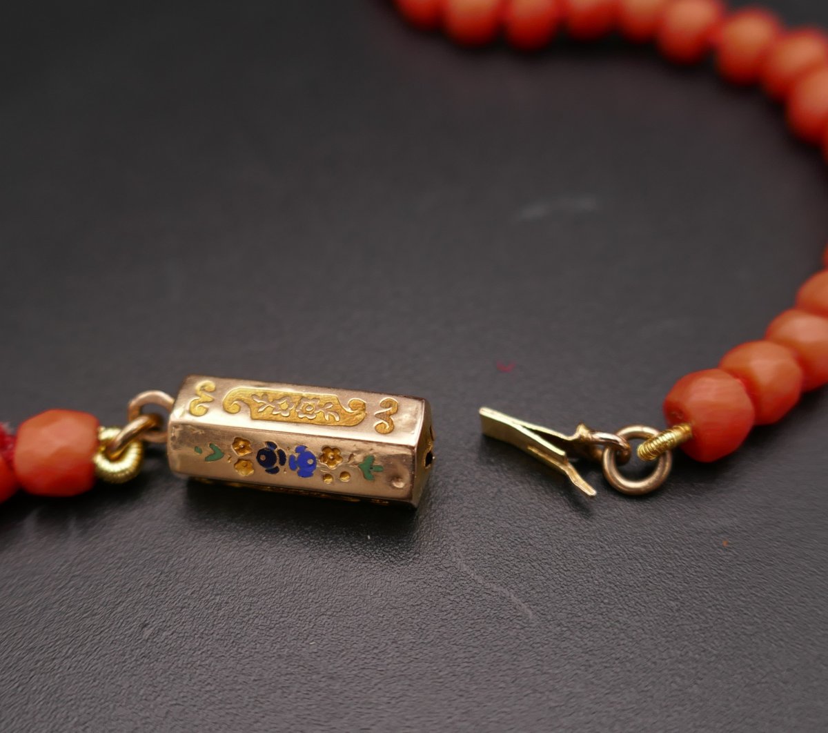 Antique Faceted Coral Bead Necklace, 18k Gold Clasp And Enamel.-photo-1