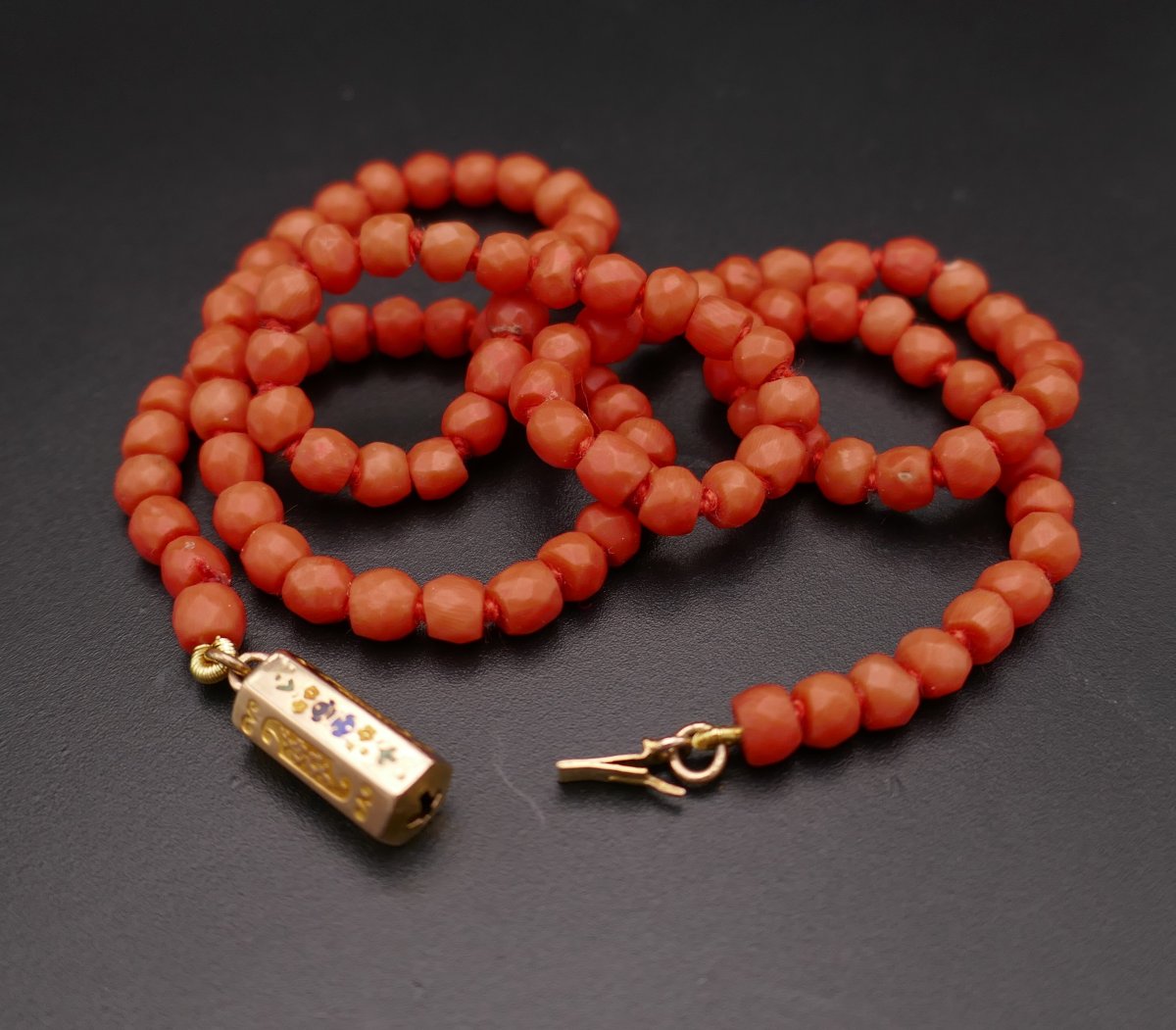 Antique Faceted Coral Bead Necklace, 18k Gold Clasp And Enamel.-photo-2
