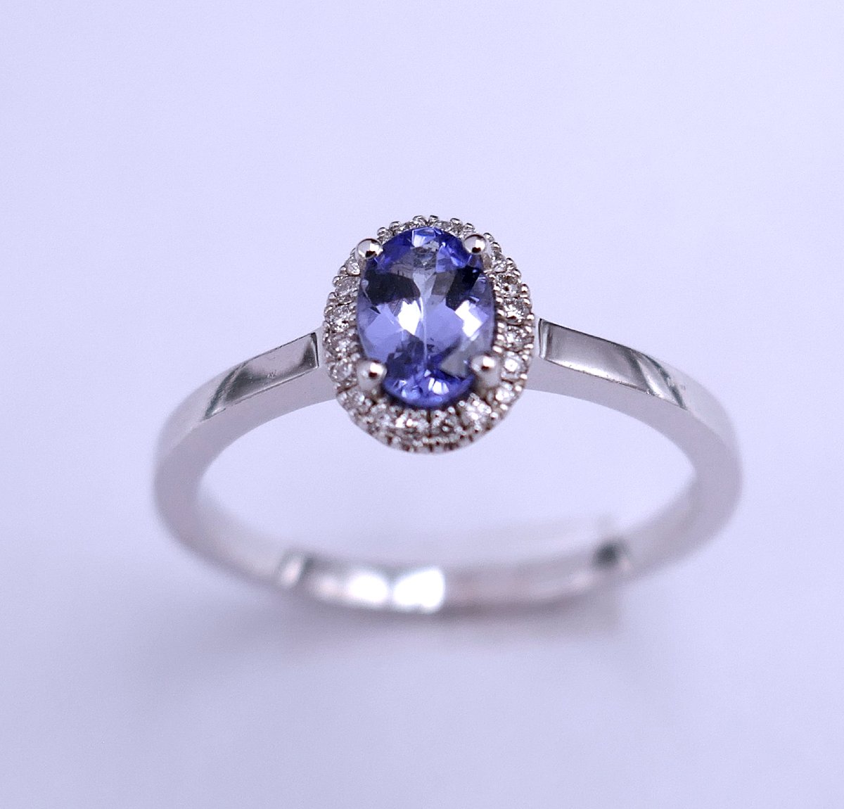 Bague saphir et diamants, or blanc 18 carats.-photo-2