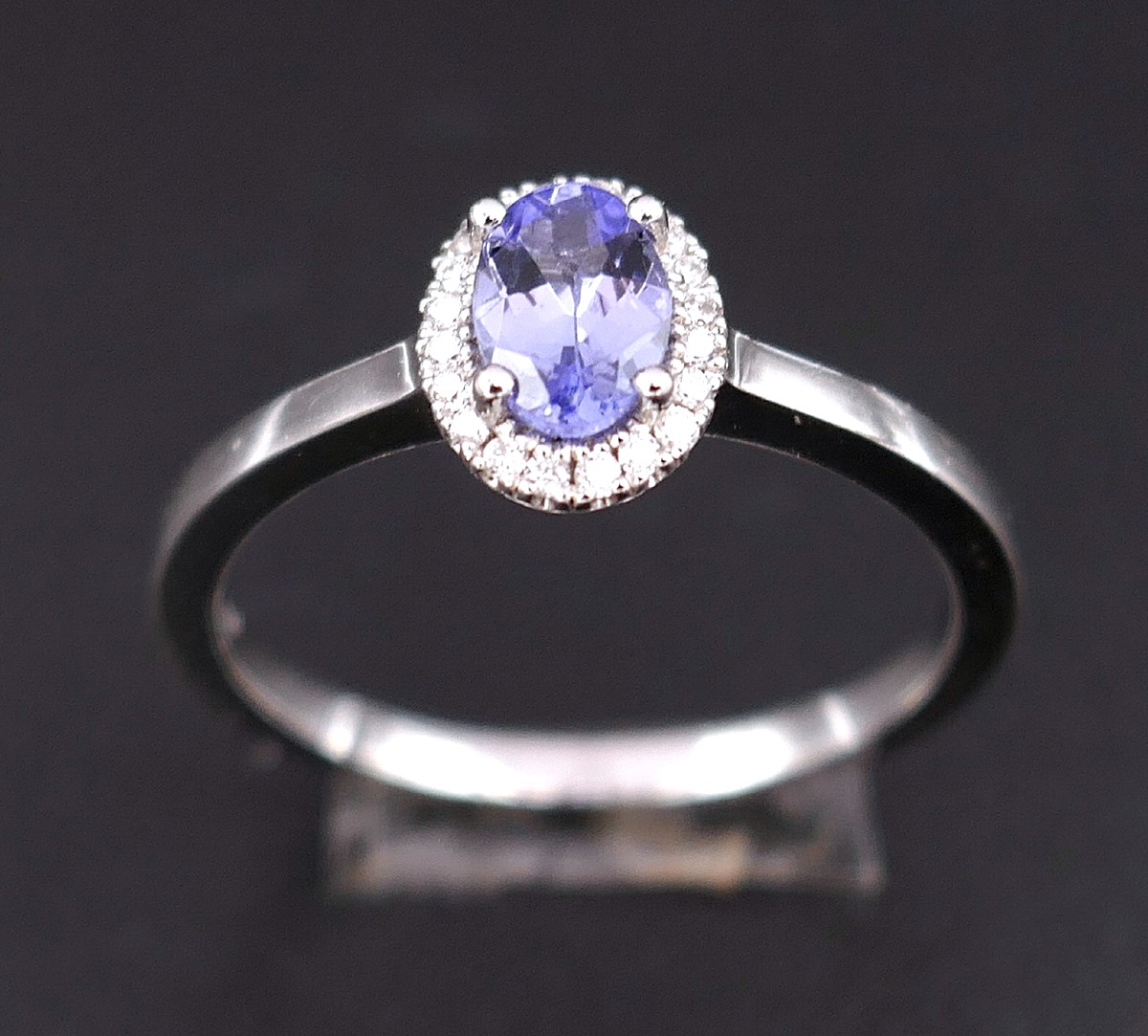 Bague saphir et diamants, or blanc 18 carats.