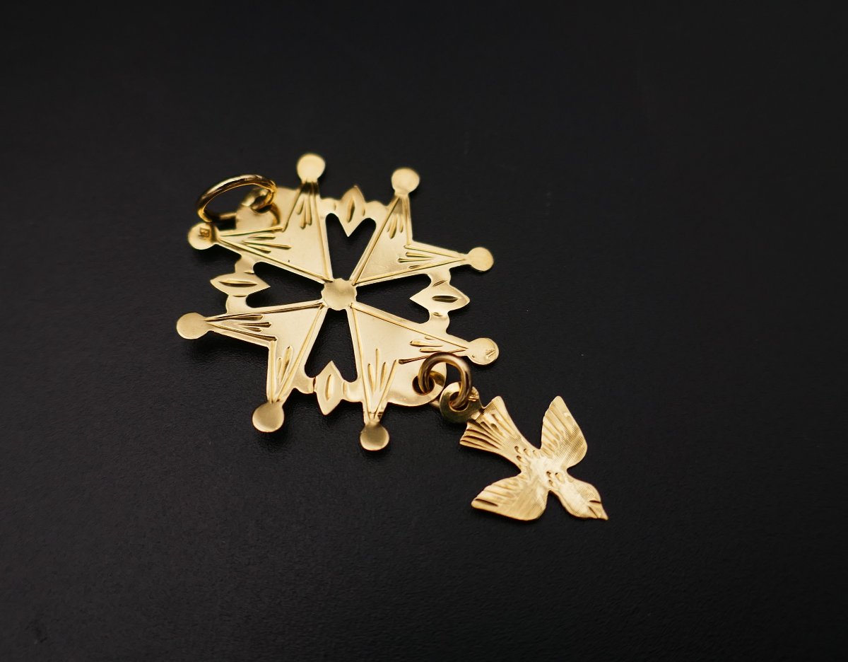 Huguenot Cross Pendant In 18-carat Yellow Gold.-photo-3