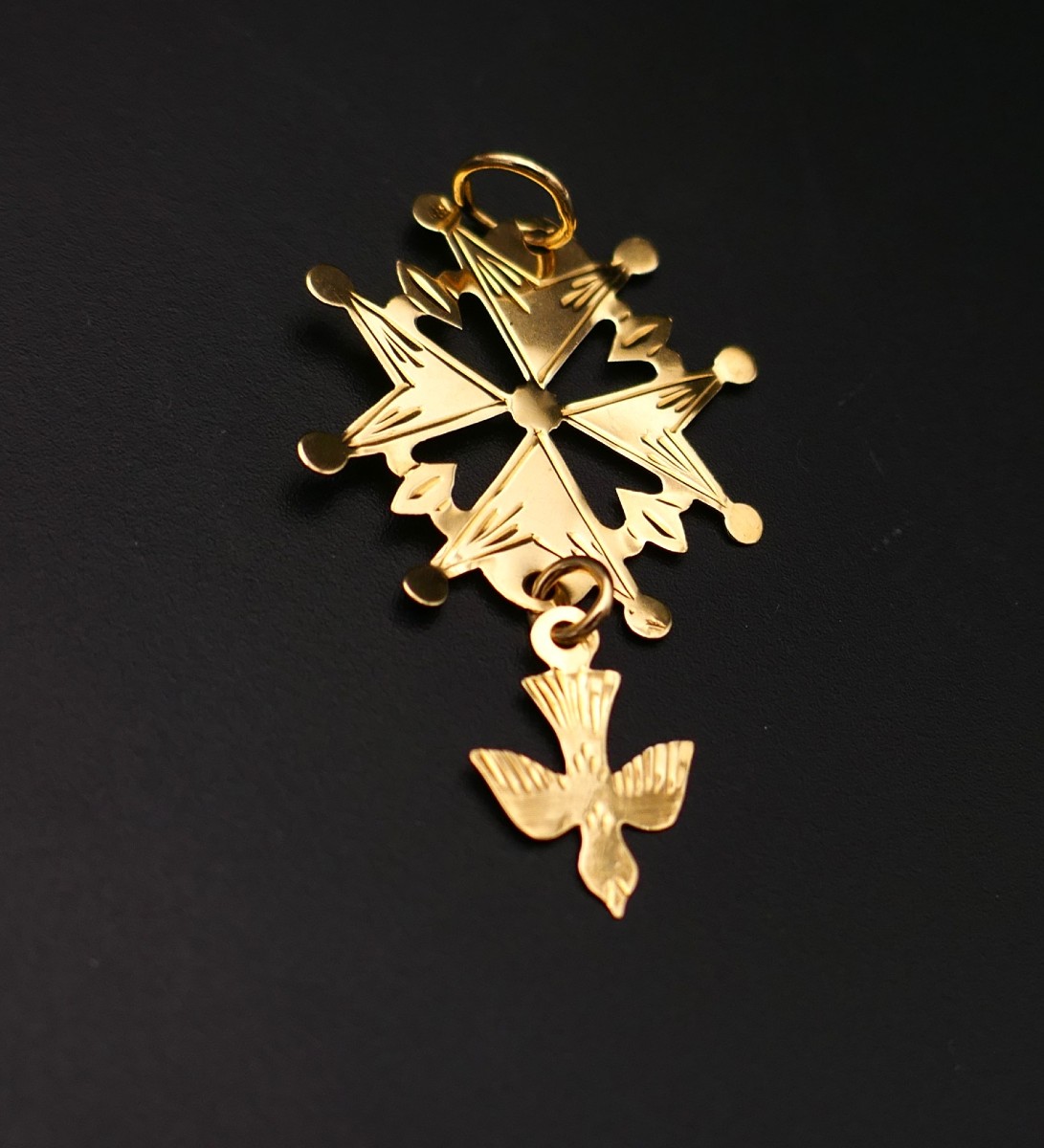 Huguenot Cross Pendant In 18-carat Yellow Gold.