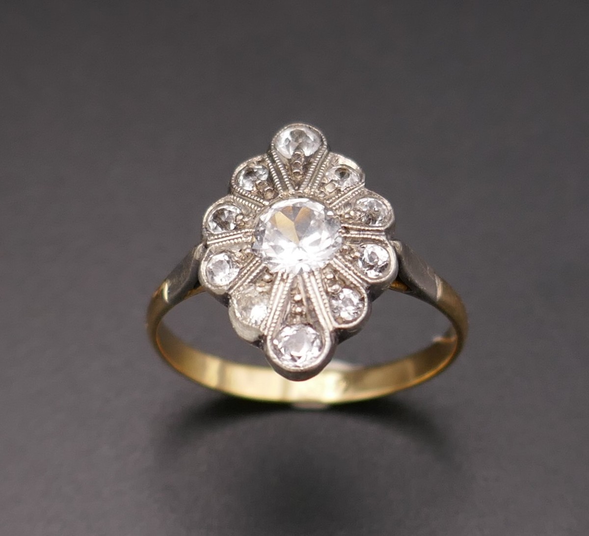 Bague ancienne or 2 tons  18 carats et pierres blanches.