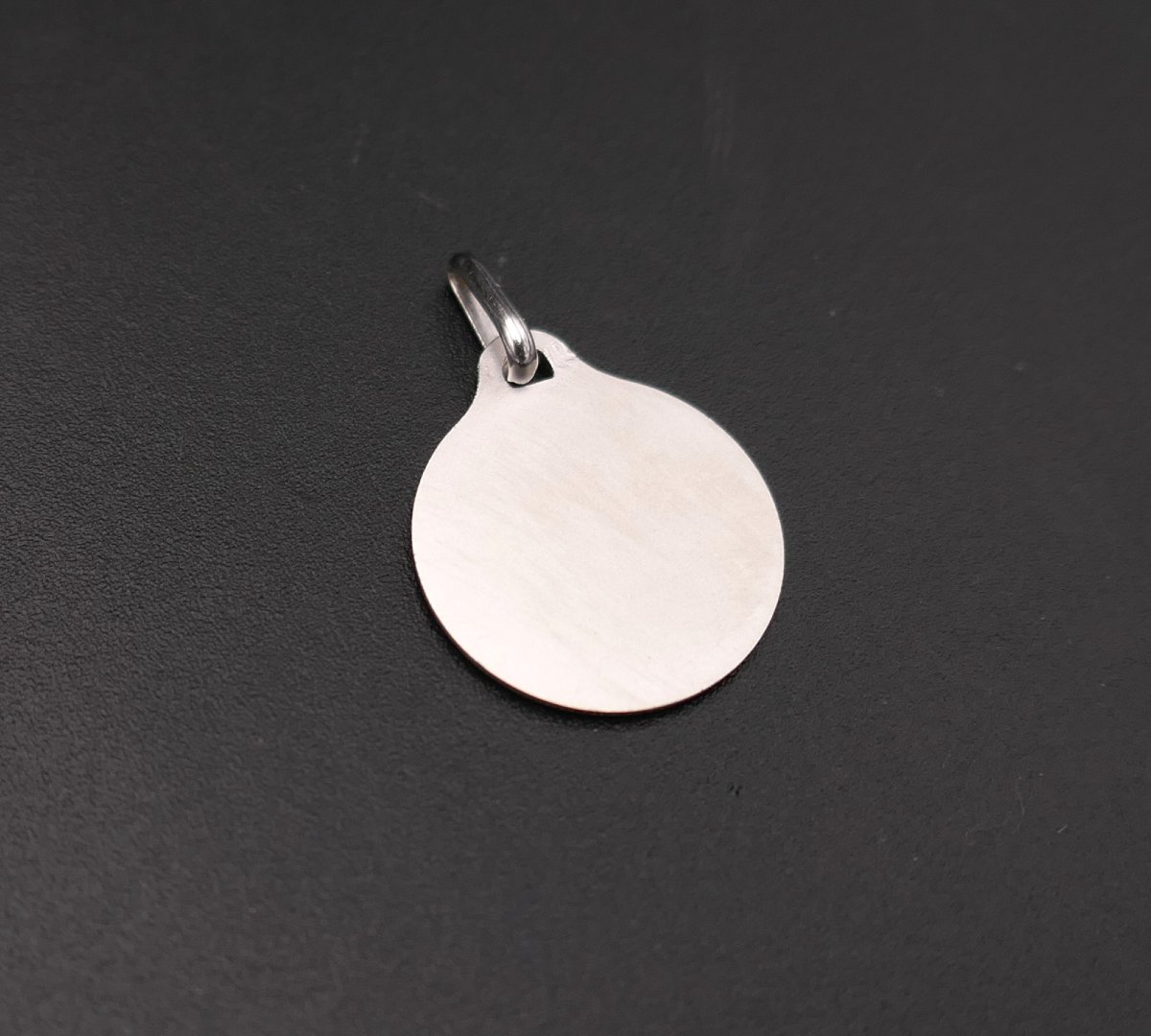  Augis Médaille d'Amour, diamant et rubis calibrés, Or Blanc 18 Carats.-photo-2