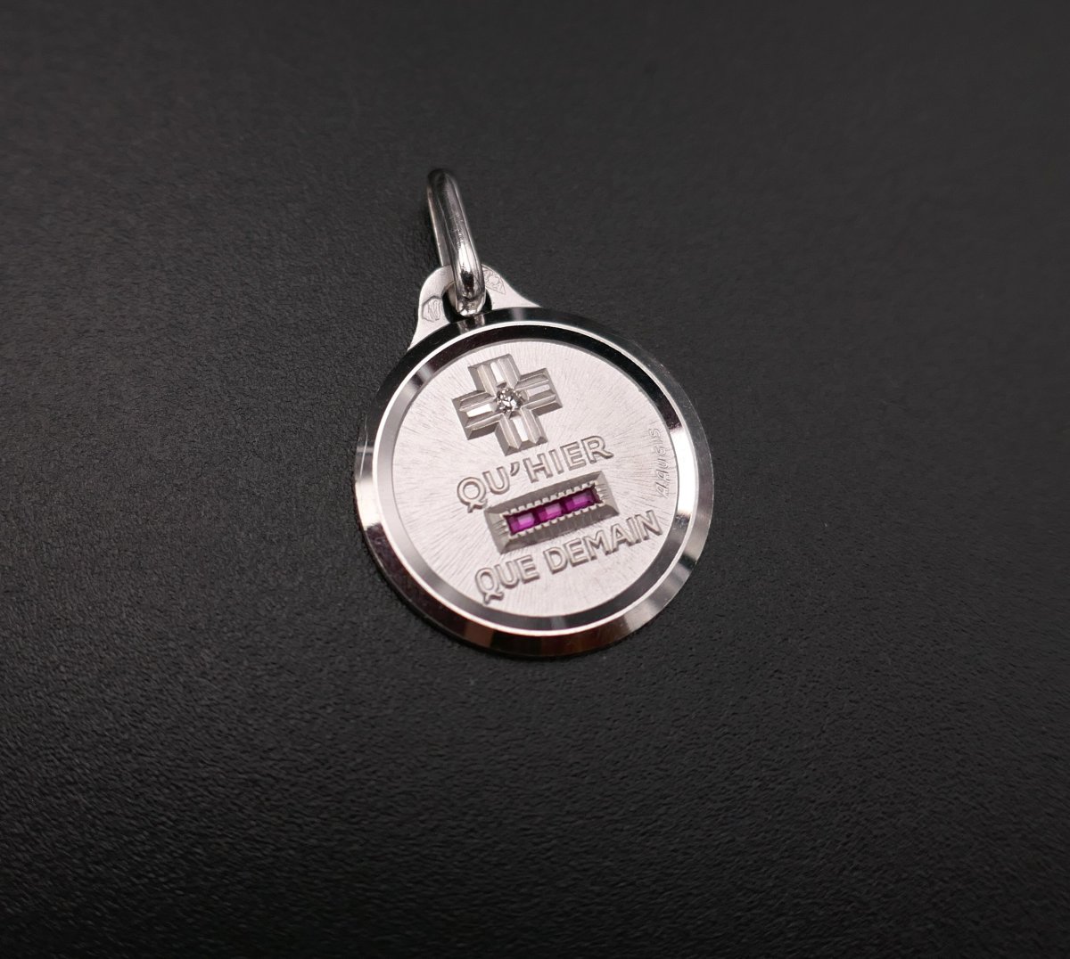 Augis Médaille d'Amour, diamant et rubis calibrés, Or Blanc 18 Carats.-photo-3
