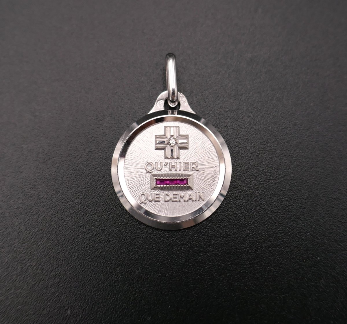  Augis Médaille d'Amour, diamant et rubis calibrés, Or Blanc 18 Carats.-photo-4