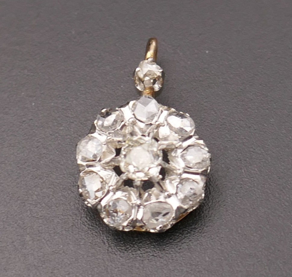 Pendentif fleur diamants, or.