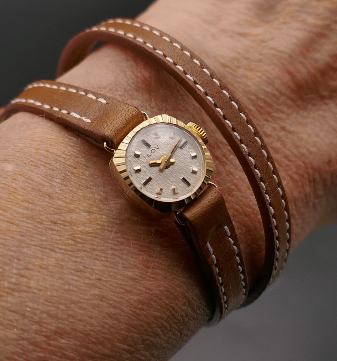 Mini Montre Vintage En Or jaune 18 Carats, vers 1960. Excellent état.-photo-2