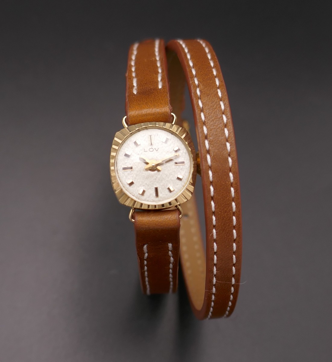 Mini Montre Vintage En Or jaune 18 Carats, vers 1960. Excellent état.
