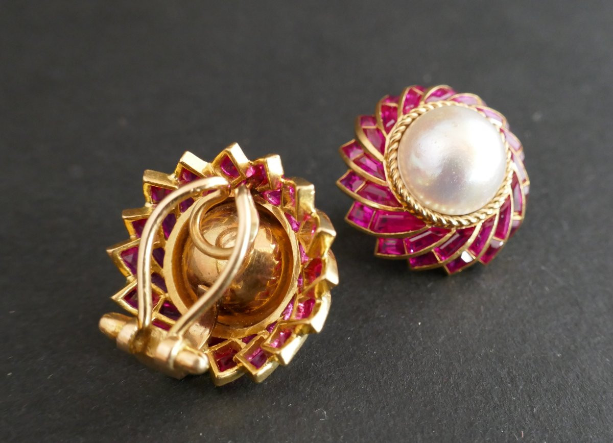 Clip-on Earrings With Mabé Pearls And Verneuil Calibrated Rubies, 18-carat Gold.-photo-2